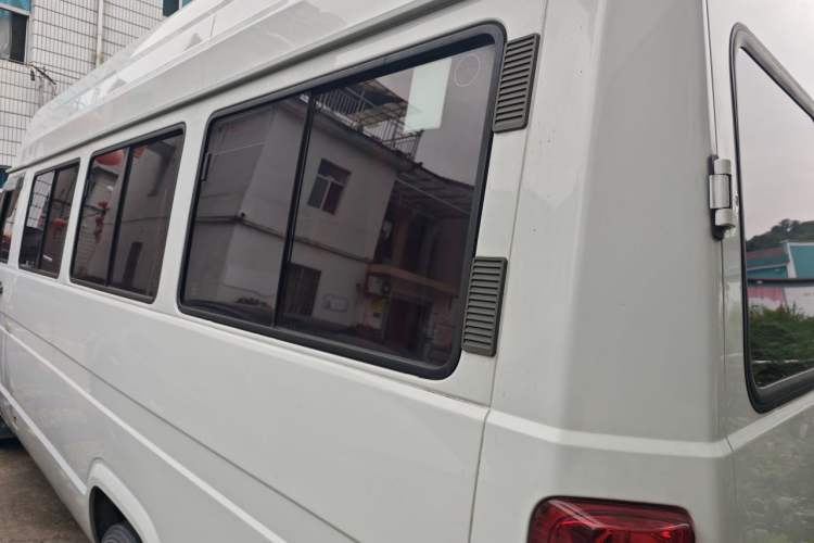 Used Iveco Daily 2020 2.8T A40 Bus Dual Tires Mid-Roof Design 10–17 Seats China V Emission Standard Rear Left 45 Deg