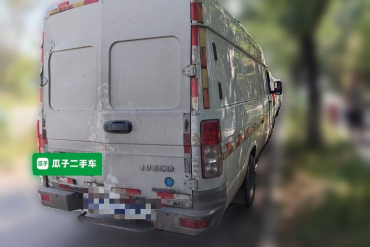 Used Iveco Daily 2020 2.8T V40 Cargo Van with Dual Tires Mid-Roof Design 3 Seats China VI Emission Standard Rear Right 45 Deg