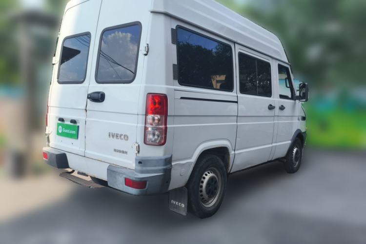 Used Iveco Daily 2020 2.5T A35 Passenger Van Single-Tire Mid-Roof Design 5-9 Seats with Sliding Side Door Meeting China V Emission Standards Rear Right 45 Deg