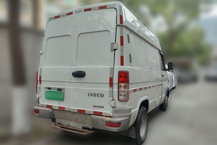 Used Iveco Daily 2020 2.8T V35 Box Truck with Dual Tires Mid-Roof Design 3 Seats Emission Standard China V Rear Right 45 Deg