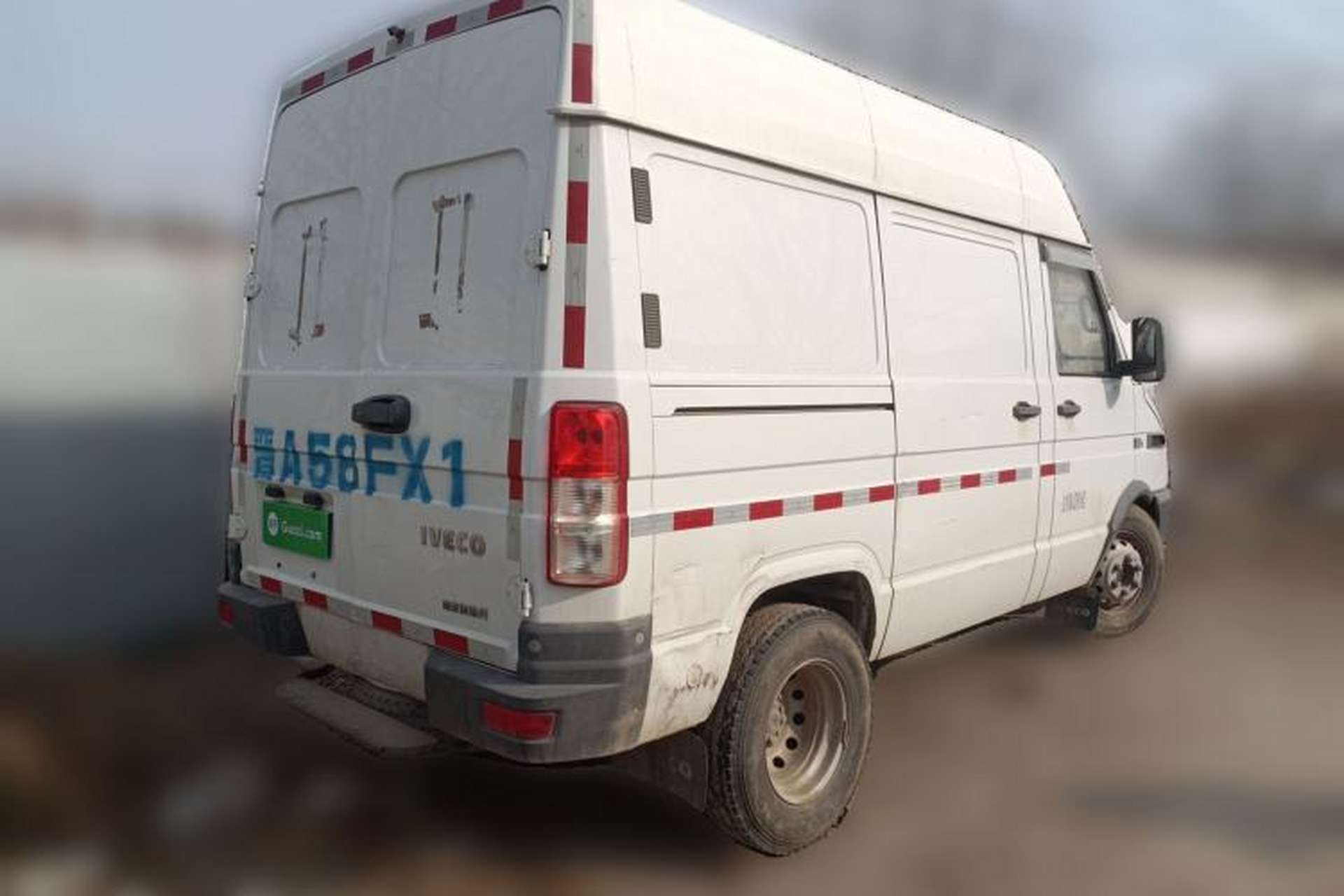 Used Iveco Daily 2020 2.8T V40 Cargo Van with Dual Tires Mid-Roof Design 3 Seats China V Emission Standard Rear Right 45 Deg