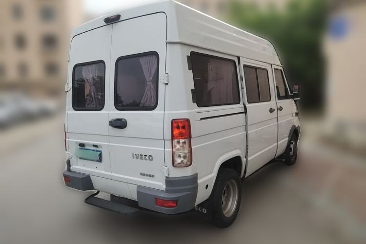 Used Iveco Daily 2020 2.5T A35 Passenger Van Dual Tires Mid-Roof Design 5-9 Seats China VI Standard Rear Right 45 Deg