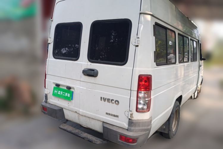 Used Iveco Daily 2020 2.5T A40 Passenger Van Dual Tires Mid-Roof Design 5-9 Seats China VI Emission Standard Rear Right 45 Deg