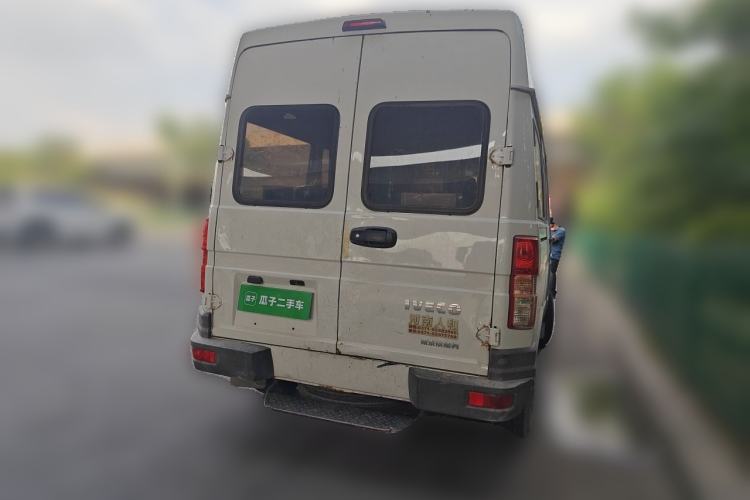 Used Iveco Daily 2020 2.5T A35 Passenger Van Single-Tire Mid-Roof Design 5-9 Seats with Sliding Side Door Meeting China V Emission Standards Rear Right 45 Deg