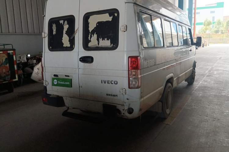 Used Iveco Daily 2020 2.5T A40 Passenger Van with Dual Tires Mid-Roof Design 5-9 Seats Euro V Emission Standard Rear Right 45 Deg