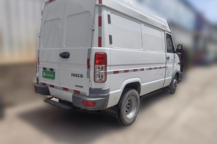 Used Iveco Daily 2020 2.8T V35 Box Truck with Dual Tires Mid-Roof Design 3 Seats Emission Standard China V Rear Right 45 Deg