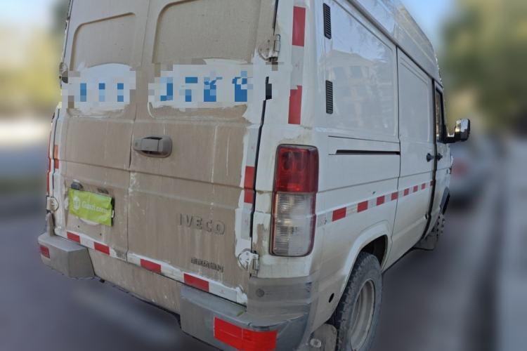 Used Iveco Daily 2020 2.8T V35 Box Truck with Dual Tires Mid-Roof Design 3 Seats Emission Standard China V Rear Right 45 Deg