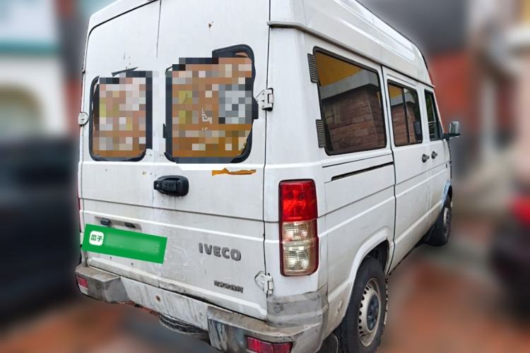 Used Iveco Daily 2020 2.5T A35 Passenger Van Single-Tire Mid-Roof Design 5-9 Seats with Sliding Side Door Meeting China V Emission Standards Rear Right 45 Deg