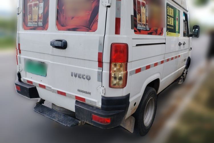 Used Iveco Daily 2020 2.8T V35 Box Truck with Dual Tires V35 Mid-Roof Design 3-Seater and Side-Sliding Door—China-V Standards Rear Right 45 Deg