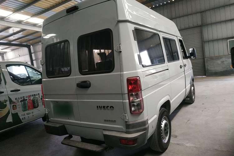 Used Iveco Daily 2020 2.5T A35 Passenger Van Single-Tire Mid-Roof Design 5-9 Seats China V Emission Standard Rear Right 45 Deg
