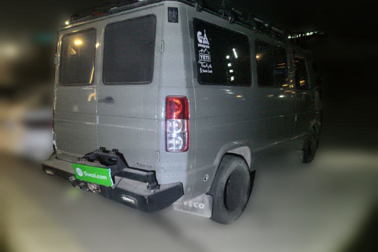 Used Iveco Daily 2020 2.5T A35 Passenger Van with Dual Tires Low Roof 5-9 Seats China V Emission Standard Rear Right 45 Deg