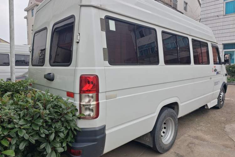Used Iveco Daily 2020 2.8T A40 Bus Dual Tires Mid-Roof Design 10–17 Seats China V Emission Standard Rear Right 45 Deg