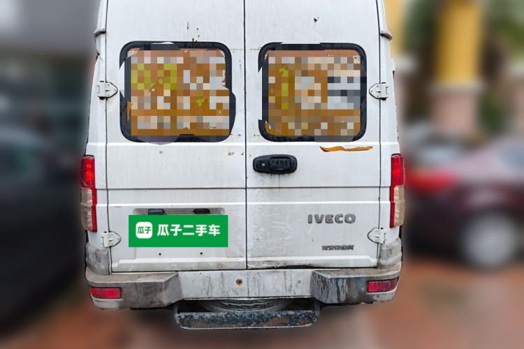Used Iveco Daily 2020 2.5T A35 Passenger Van Single-Tire Mid-Roof Design 5-9 Seats with Sliding Side Door Meeting China V Emission Standards Rear