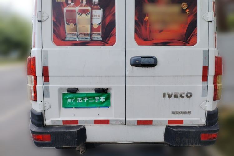 Used Iveco Daily 2020 2.8T V35 Box Truck with Dual Tires V35 Mid-Roof Design 3-Seater and Side-Sliding Door—China-V Standards Rear