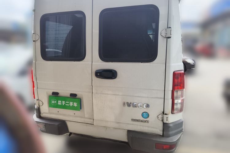 Used Iveco Daily 2020 2.5T A35 Passenger Van with Dual Tires Mid-Roof Design 5-9 Seater Side-Sliding Door Euro VI Standard Rear