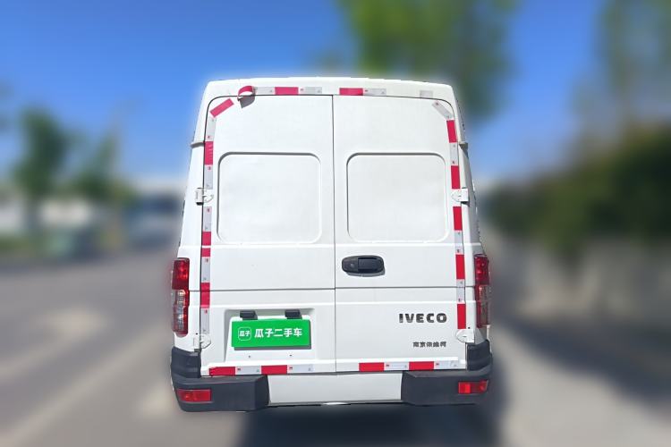 Used Iveco Daily 2020 2.8T V40 Cargo Van with Dual Tires Mid-Roof Design 3 Seats China V Emission Standard Rear