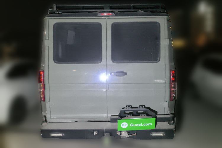 Used Iveco Daily 2020 2.5T A35 Passenger Van with Dual Tires Low Roof 5-9 Seats China V Emission Standard Rear