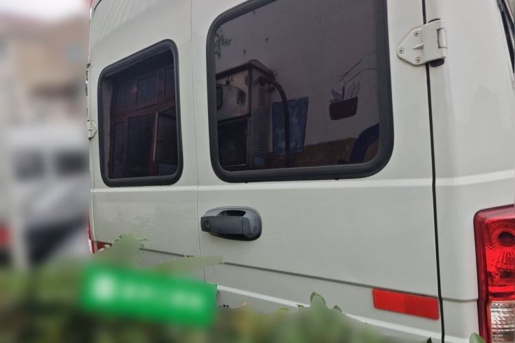 Used Iveco Daily 2020 2.8T A40 Bus Dual Tires Mid-Roof Design 10–17 Seats China V Emission Standard Rear