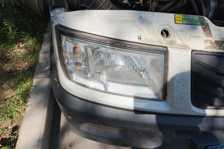 Used Iveco Daily 2020 2.8T V40 Cargo Van with Dual Tires Mid-Roof Design 3 Seats China VI Emission Standard Right Front Headlight