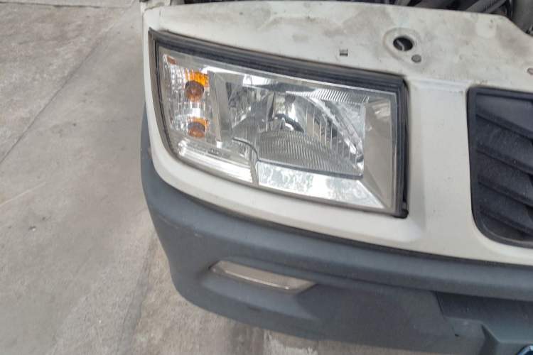 Used Iveco Daily 2020 2.8T V35 Box Truck with Dual Tires Mid-Roof Design 3 Seats Emission Standard China V Right Front Headlight