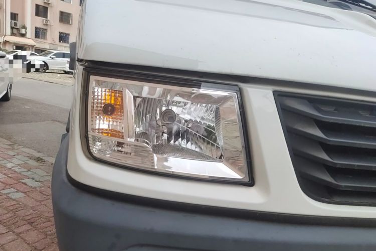 Used Iveco Daily 2020 2.5T A35 Passenger Van Dual Tires Mid-Roof Design 5-9 Seats China VI Standard Right Front Headlight