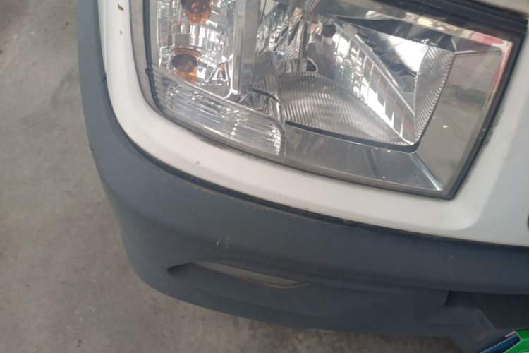 Used Iveco Daily 2020 2.5T A40 Passenger Van Dual Tires Mid-Roof Design 5-9 Seats China VI Emission Standard Right Front Headlight