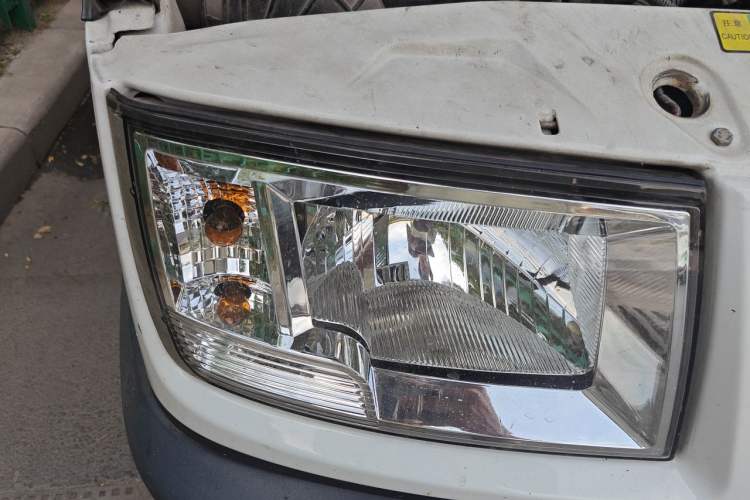 Used Iveco Daily 2020 2.5T A35 Passenger Van Single-Tire Mid-Roof Design 5-9 Seats with Sliding Side Door Meeting China V Emission Standards Right Front Headlight