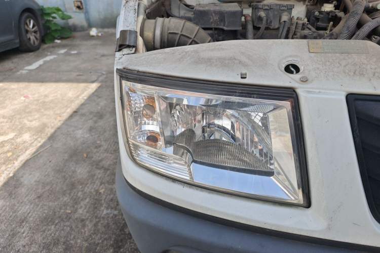 Used Iveco Daily 2020 2.5T A35 Passenger Van with Dual Tires Mid-Roof Design 5-9 Seater China V Emission Standard Right Front Headlight