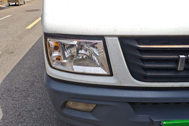 Used Iveco Daily 2020 2.5T A35 Passenger Van Single-Tire Mid-Roof Design 5-9 Seats with Sliding Side Door Meeting China V Emission Standards Right Front Headlight