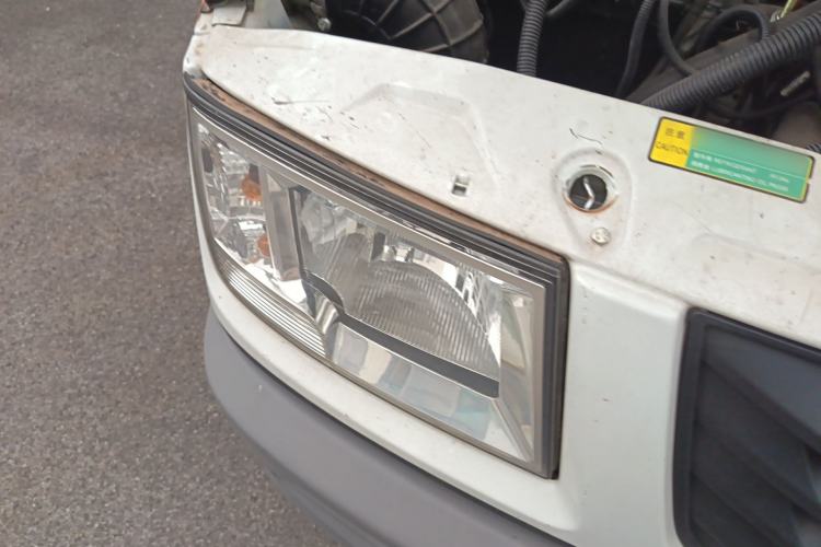 Used Iveco Daily 2020 2.5T A35 Passenger Van with Dual Tires Mid-Roof Design 5-9 Seater Side-Sliding Door Euro VI Standard Right Front Headlight
