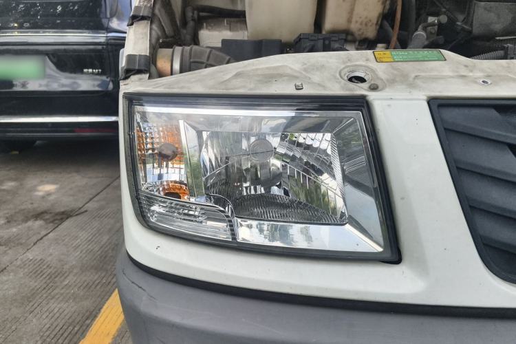 Used Iveco Daily 2020 2.5T A35 Passenger Van with Dual Tires Mid-Roof Design 5-9 Seater Side-Sliding Door China V Emission Standard Right Front Headlight