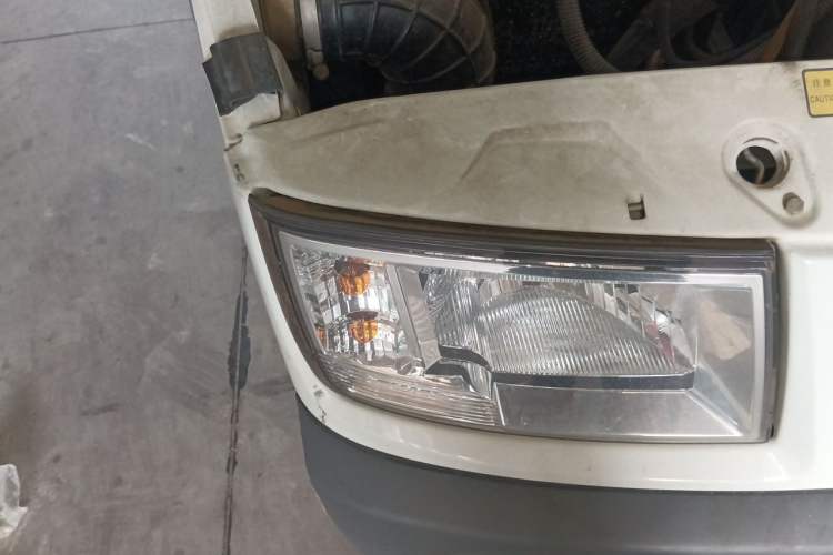 Used Iveco Daily 2020 2.5T A40 Passenger Van with Dual Tires Mid-Roof Design 5-9 Seats Euro V Emission Standard Right Front Headlight