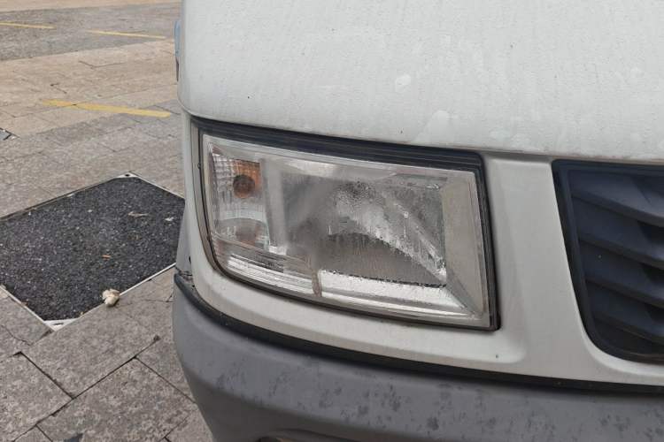 Used Iveco Daily 2020 2.5T A35 Passenger Van Single-Tire Mid-Roof Design 5-9 Seater with Sliding Side Door Meeting China VI Emission Standards Right Front Headlight