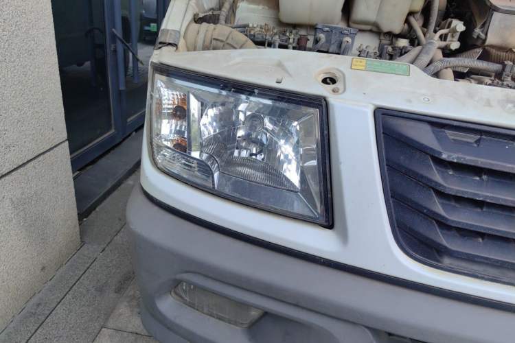 Used Iveco Daily 2020 2.5T A35 Passenger Van Single-Tire Mid-Roof Design 5-9 Seats China V Emission Standard Right Front Headlight