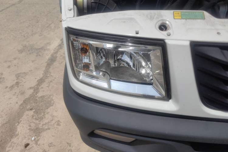 Used Iveco Daily 2020 2.8T V35 Box Truck with Dual Tires Mid-Roof Design 3 Seats Emission Standard China V Right Front Headlight