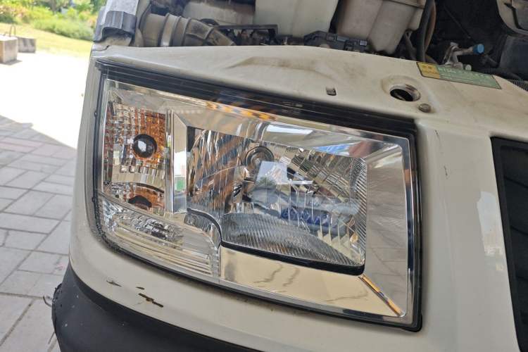Used Iveco Daily 2020 2.5T A35 Passenger Van with Dual Tires Low Roof 5-9 Seats China V Emission Standard Right Front Headlight