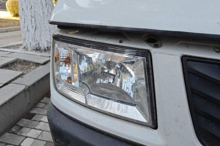 Used Iveco Daily 2020 2.8T V35 Box Truck with Dual Tires Mid-Roof Design 3 Seats Emission Standard China V Right Front Headlight