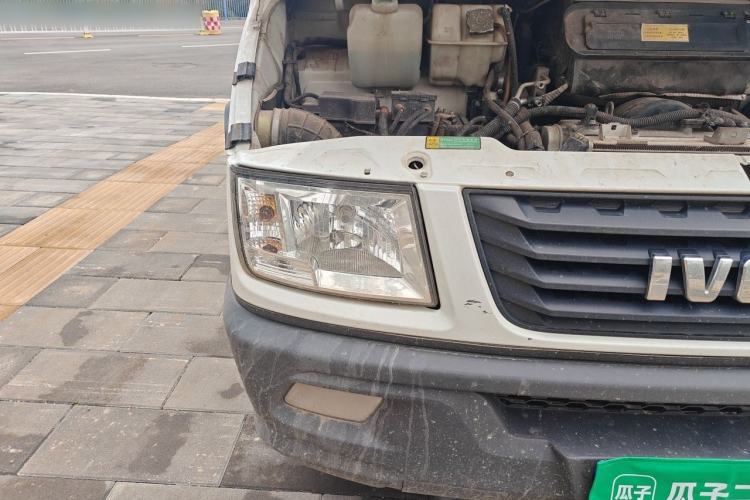 Used Iveco Daily 2020 2.8T V40 Cargo Van with Dual Tires Mid-Roof Design 3 Seats China V Emission Standard Right Front Headlight