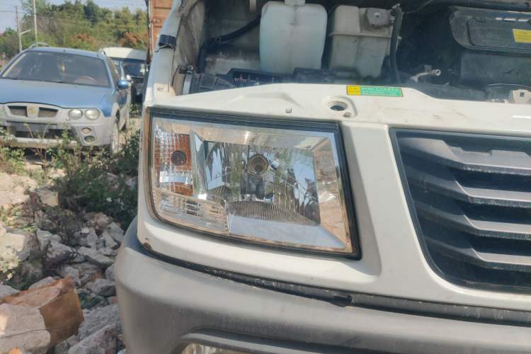 Used Iveco Daily 2020 2.5T A35 Passenger Van Single-Tire Mid-Roof Design 5-9 Seater with Sliding Side Door Meeting China VI Emission Standards Right Front Headlight