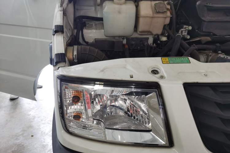 Used Iveco Daily 2020 2.5T A35 Passenger Van Single-Tire Mid-Roof Design 5-9 Seats China V Emission Standard Right Front Headlight