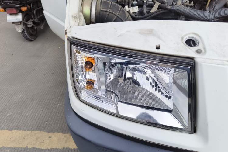 Used Iveco Daily 2020 2.5T A35 Passenger Van with Dual Tires Mid-Roof Design 5-9 Seater Side-Sliding Door Euro VI Standard Right Front Headlight