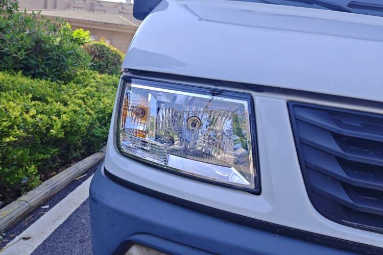 Used Iveco Daily 2020 2.5T A35 Passenger Van Single-Tire Mid-Roof Design 5-9 Seats China V Emission Standard Right Front Headlight