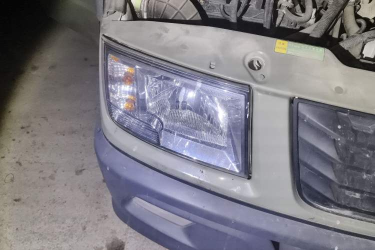 Used Iveco Daily 2020 2.5T A35 Passenger Van with Dual Tires Low Roof 5-9 Seats China V Emission Standard Right Front Headlight