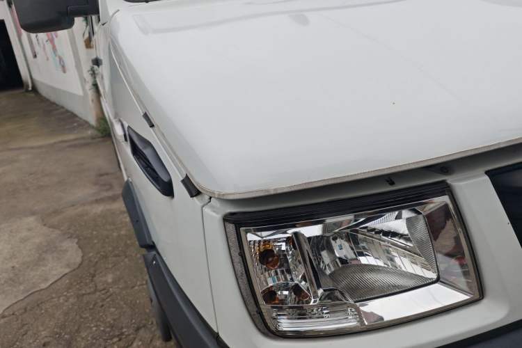 Used Iveco Daily 2020 2.8T A40 Bus Dual Tires Mid-Roof Design 10–17 Seats China V Emission Standard Right Front Headlight