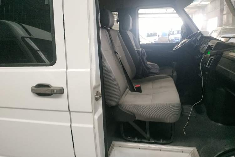 Used Iveco Daily 2020 2.5T A35 Passenger Van Single-Tire Mid-Roof Design 5-9 Seats China V Emission Standard Right Front Seat