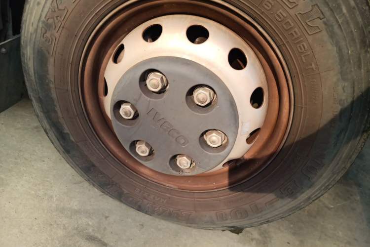 Used Iveco Daily 2020 2.5T A40 Passenger Van Dual Tires Mid-Roof Design 5-9 Seats China VI Emission Standard Right Front Wheel Hub