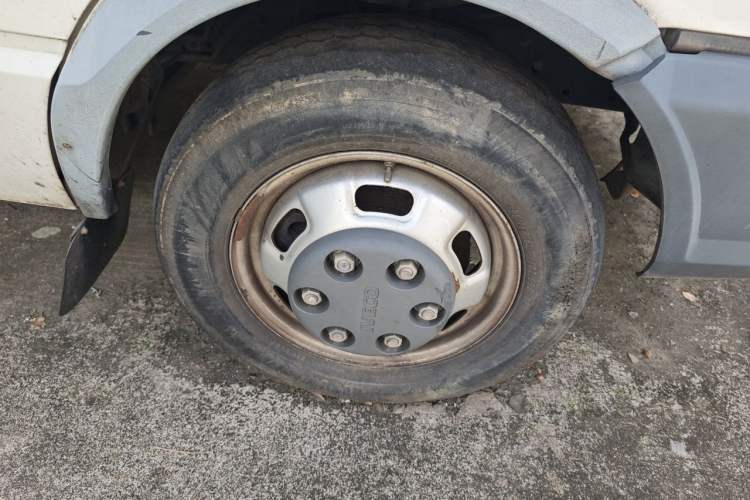 Used Iveco Daily 2020 2.5T A35 Passenger Van with Dual Tires Mid-Roof Design 5-9 Seater China V Emission Standard Right Front Wheel Hub