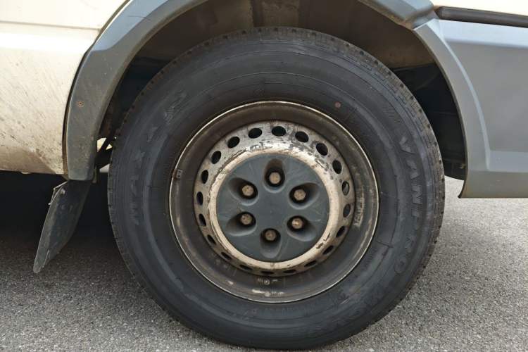 Used Iveco Daily 2020 2.5T A35 Passenger Van Single-Tire Mid-Roof Design 5-9 Seats with Sliding Side Door Meeting China V Emission Standards Right Front Wheel Hub