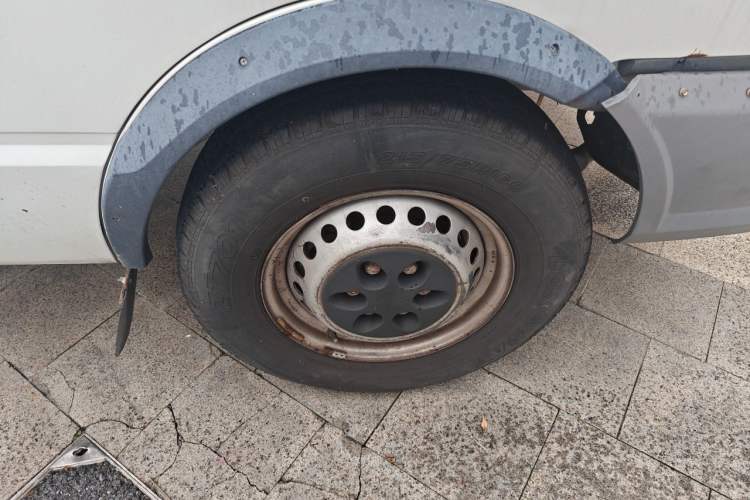 Used Iveco Daily 2020 2.5T A35 Passenger Van Single-Tire Mid-Roof Design 5-9 Seater with Sliding Side Door Meeting China VI Emission Standards Right Front Wheel Hub