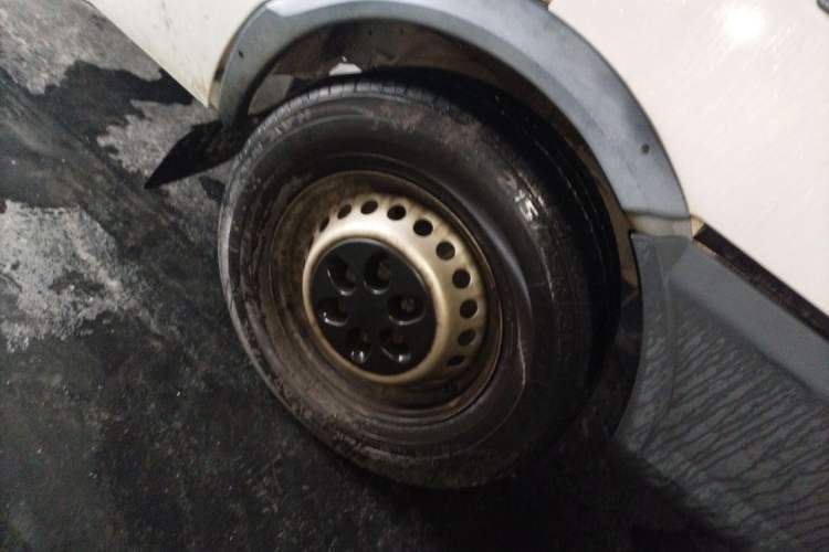 Used Iveco Daily 2020 2.5T A35 Passenger Van Single-Tire Mid-Roof Design 5-9 Seats China V Emission Standard Right Front Wheel Hub